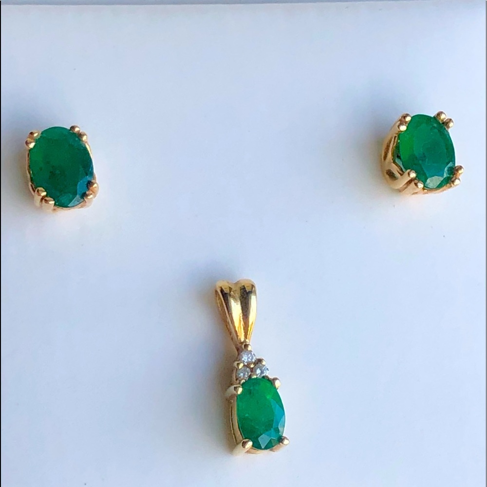 Emerald pendant and earrings
